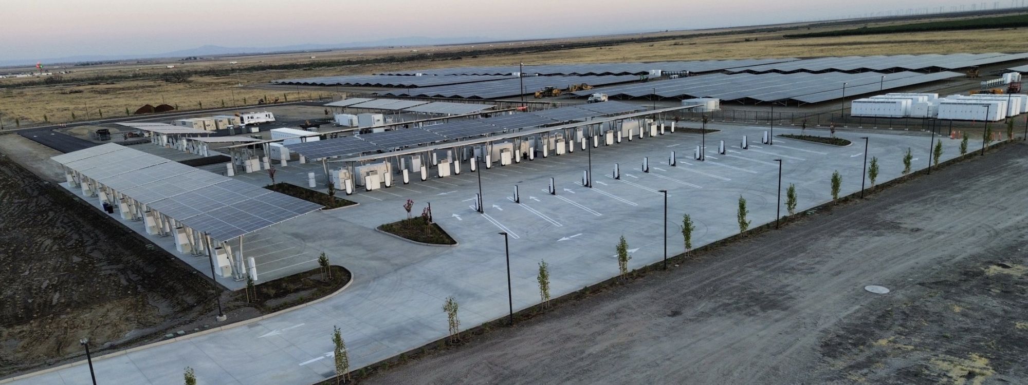 Otvorena je najveća Tesla Supercharger stanica na svijetu. Koristi samo energiju sunca