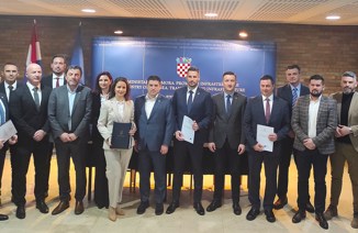 Potpisali ugovore za 68 novih električnih buseva