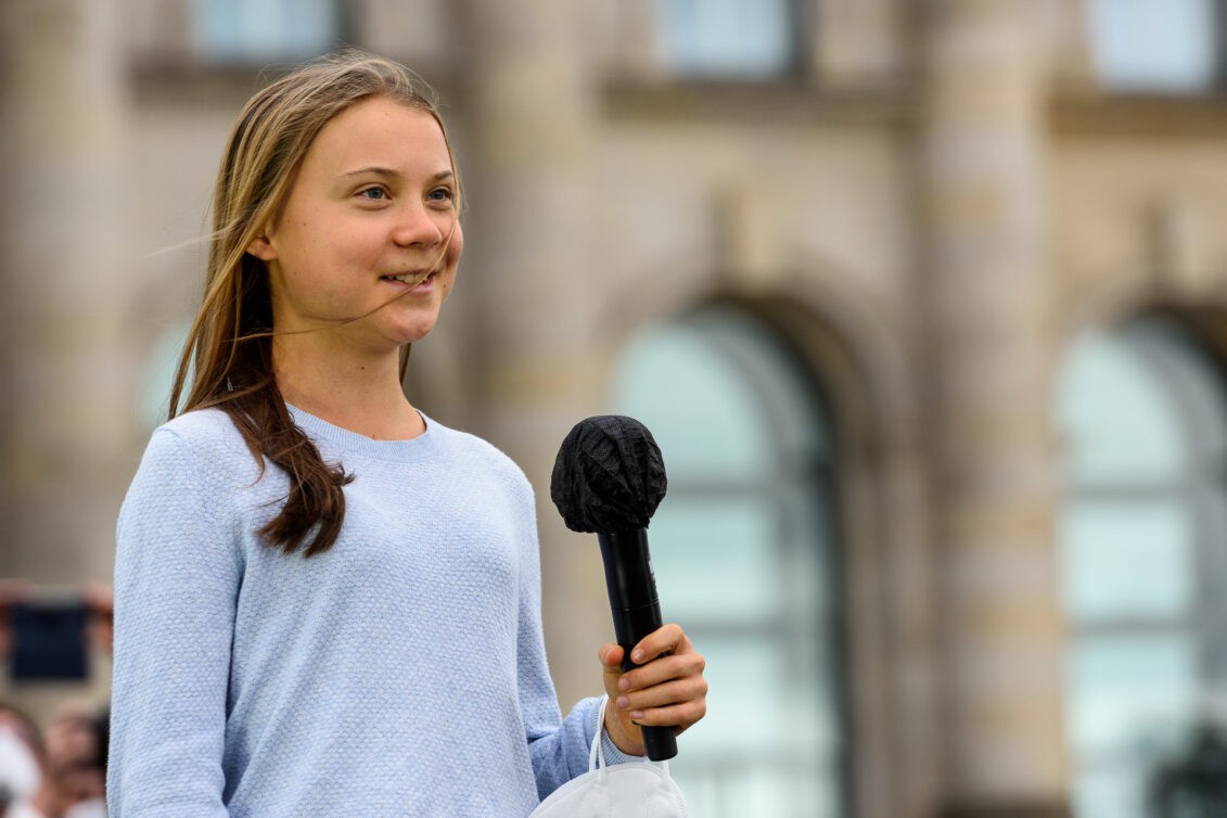 Švedska policija silom udaljila Gretu Thunberg od parlamenta