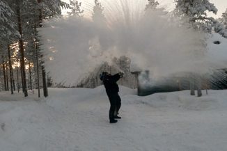 U Finskoj su temperature toliko niske da se kipuća voda u zraku pretvara u ledenu prašinu