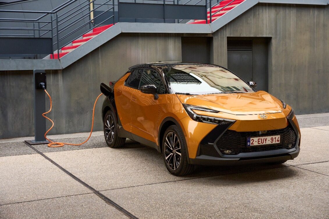 Toyota C-HR Plug-in Hybrid 220:  konceptni cestovni automobil, s dvojnim DNA kodom